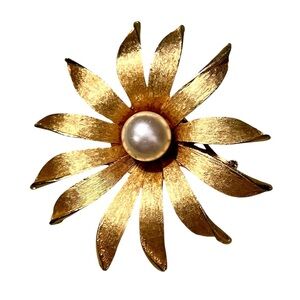 Vintage Flower Brooch with Pearl Center Goldtone